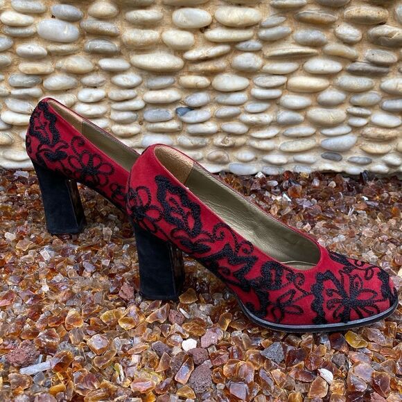 YSL Yves Saint Laurent Red and Black Suede Pumps w/Floral Embroidery. Sz 7.5. - Picture 5 of 10